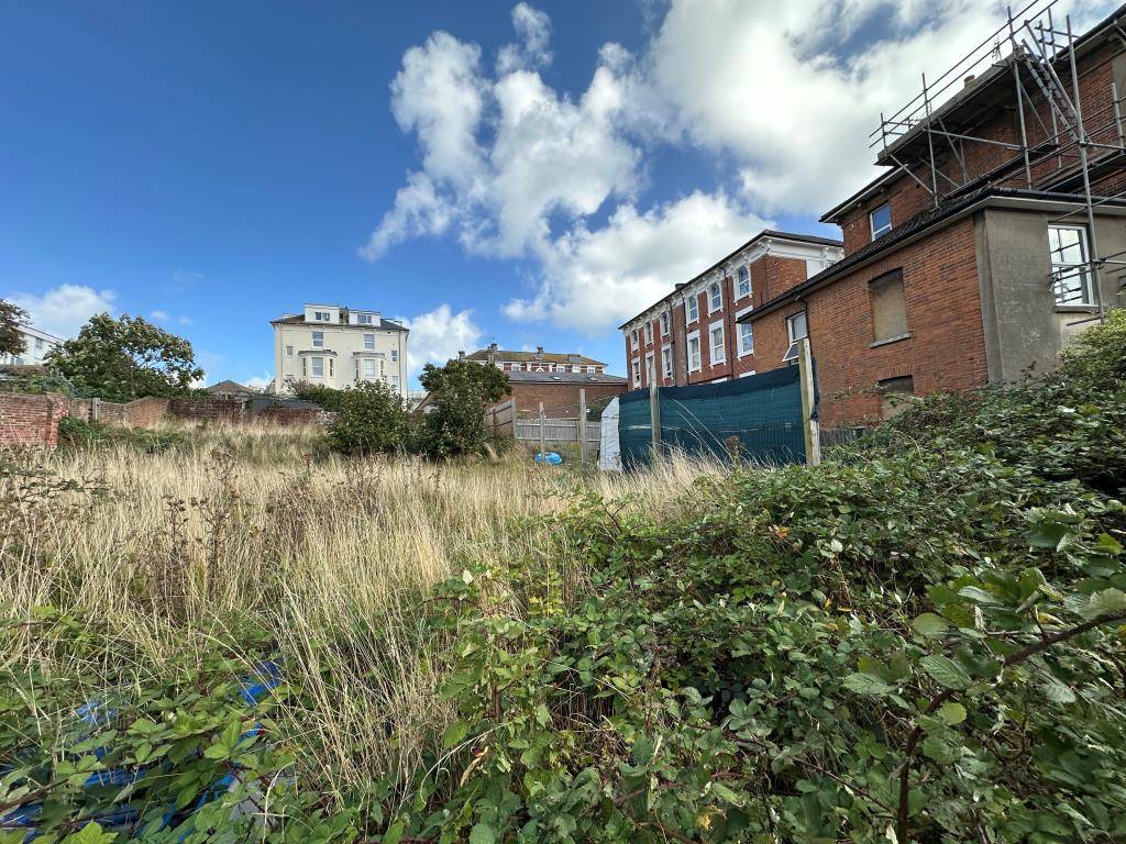 Lot: 84 - LAND WITH PLANNING FOR TWO SEMI-DETACHED THREE STOREY DWELLINGS - Freehold Site